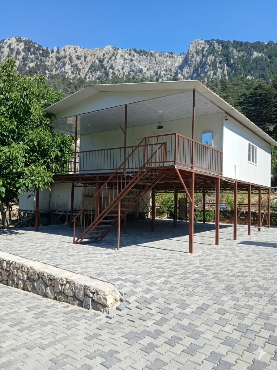 Çelik platform ve merdivenli prefabrik ev örneği